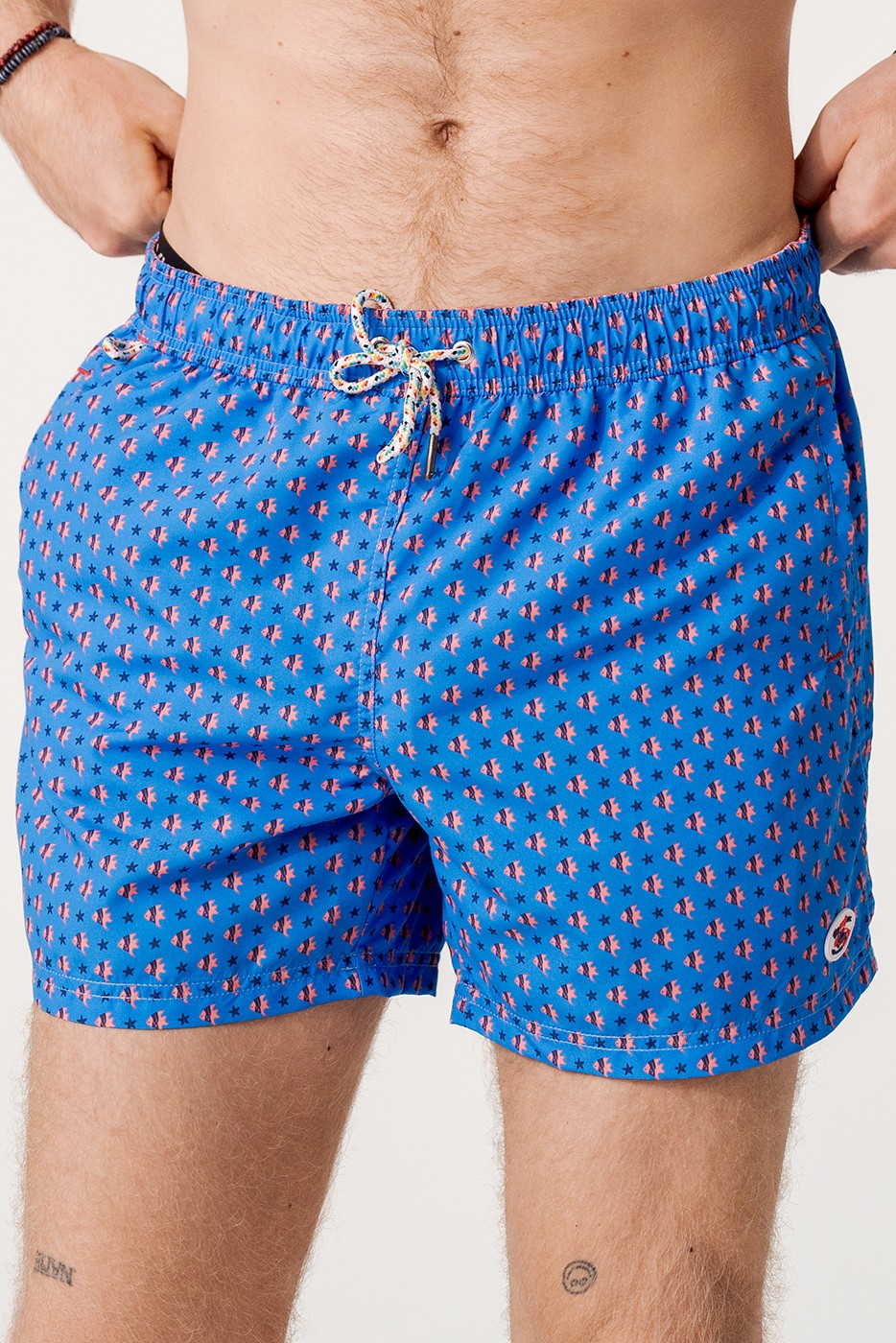 Bañador peces tropicales y estrellas de mar azul eléctrico