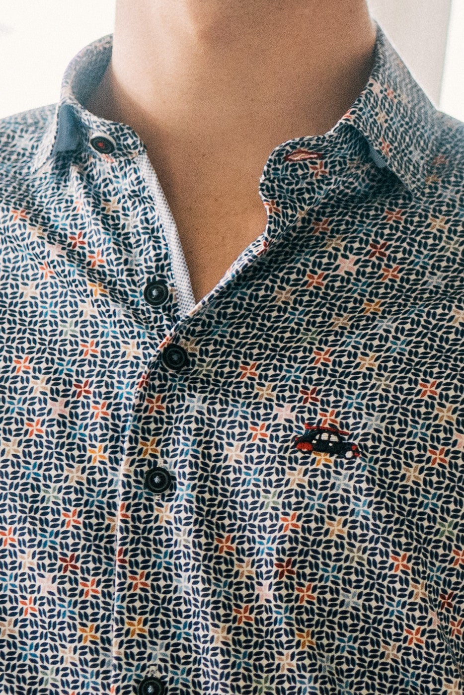 Camisa hombre con estampado geométrico multicolor