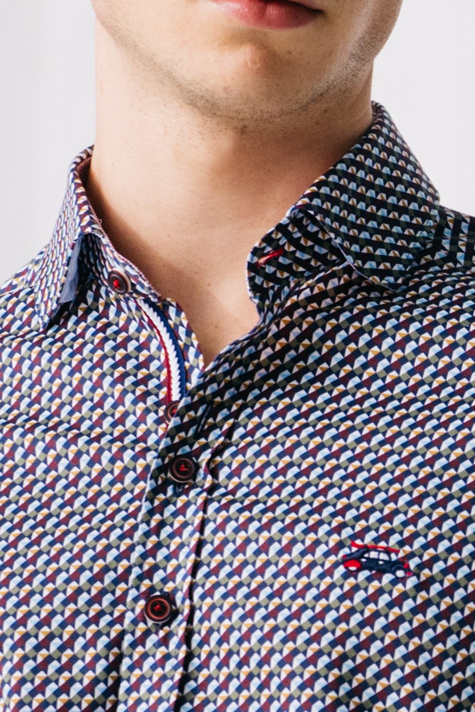 Camisa hombre estampado geométrico retro con detalle en puños