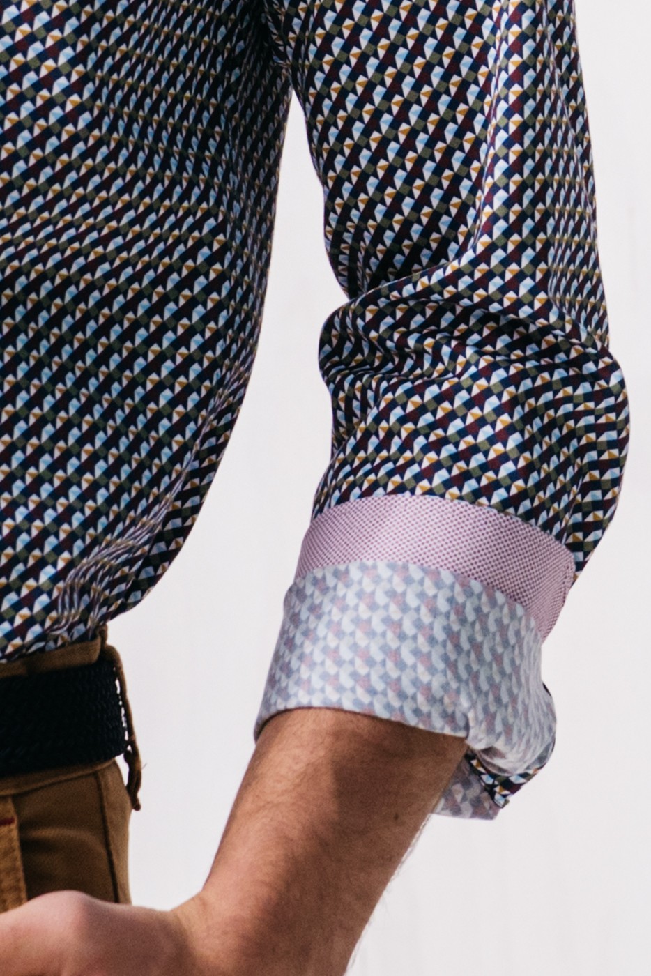 Camisa hombre estampado geométrico retro con detalle en puños
