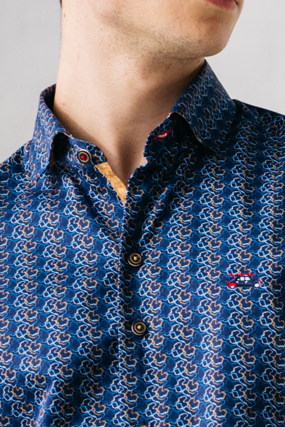 Camisa hombre con estampado abstracto fondo azul marino