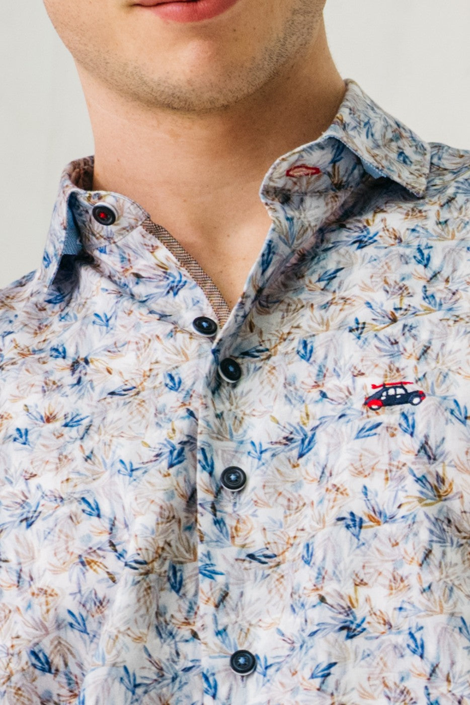 Camisa estampada hombre con hojas azules y beige