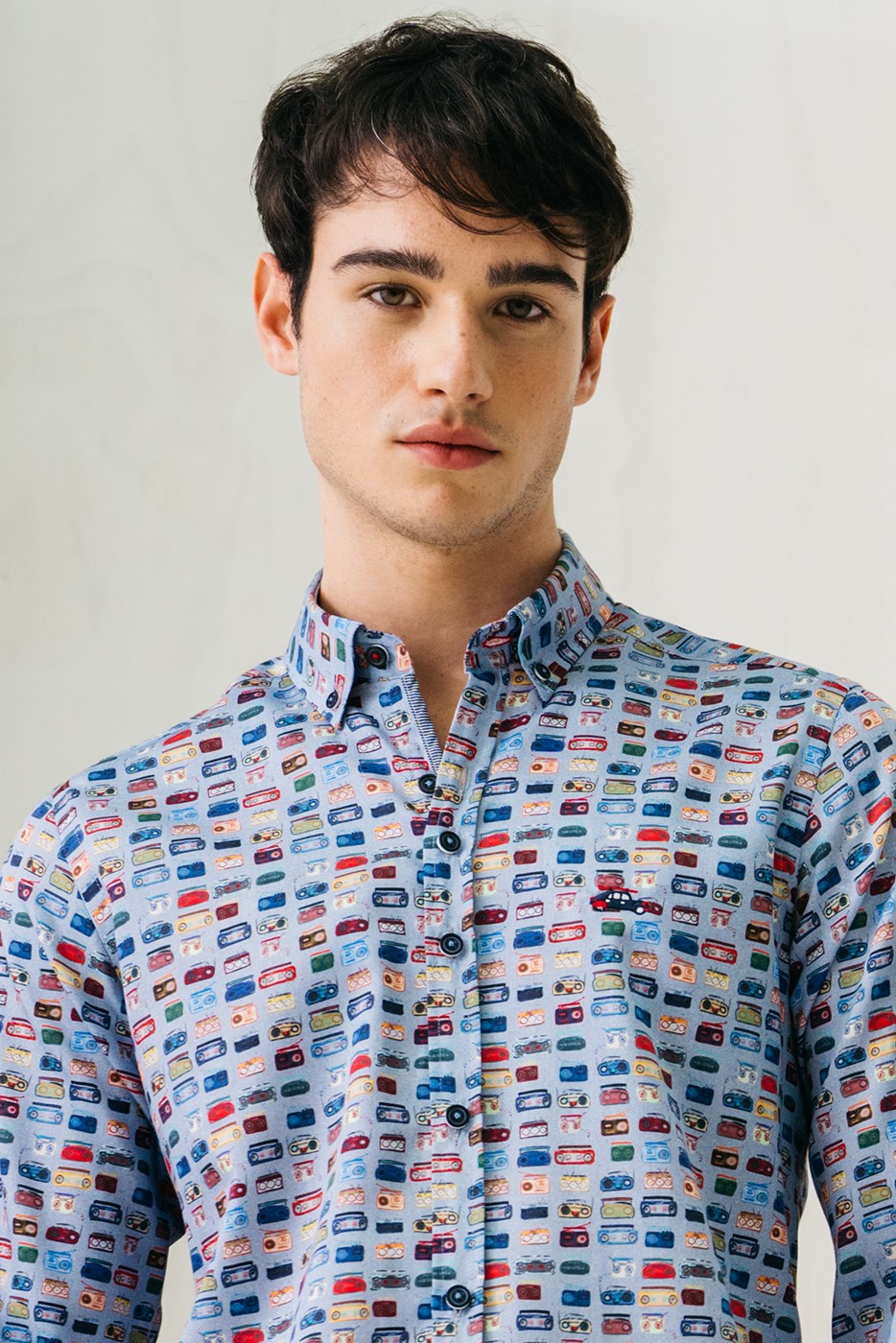 Camisa estampado vintage de radio cassettes multicolor