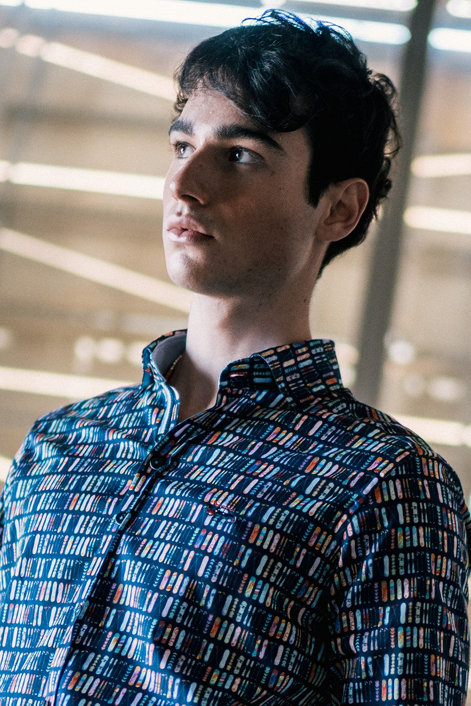 Camisa estampada hombre tablas snowboard sobre fondo marino