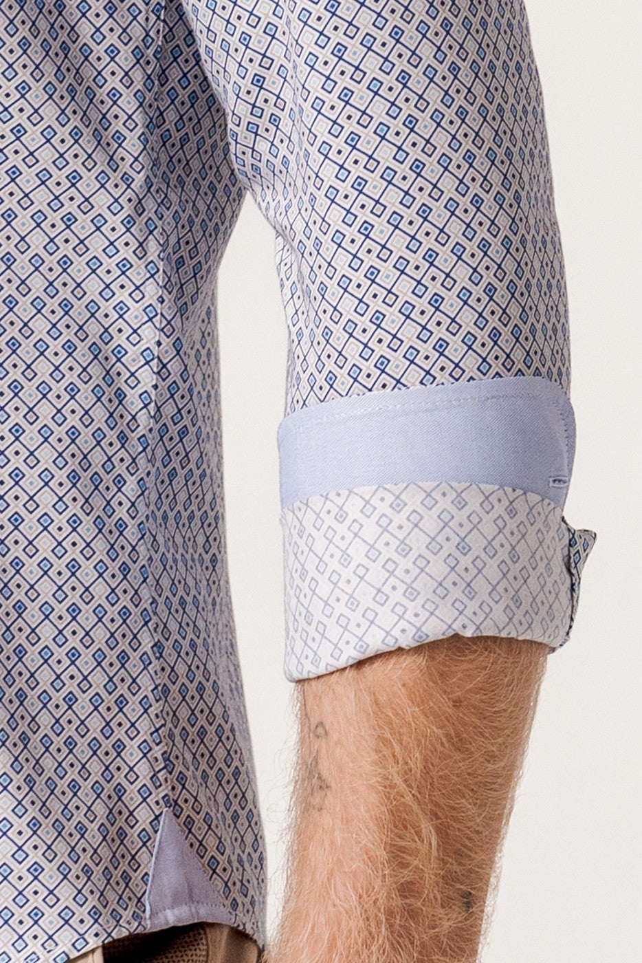 Camisa regular fit estampado geométrico cuadros beige