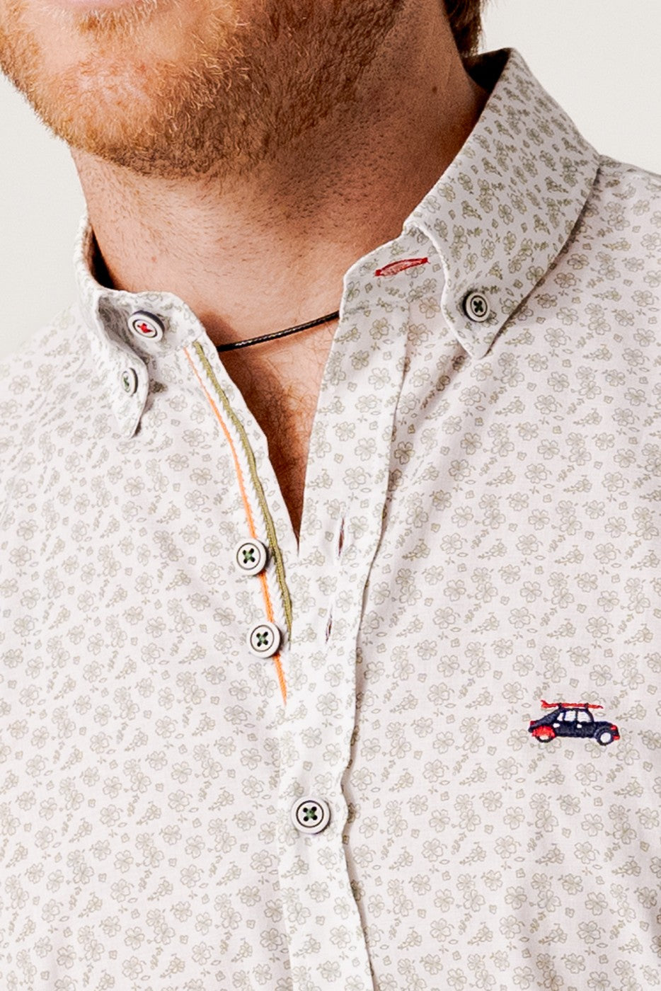 Camisa manga corta regular fit estampado mini flores beige