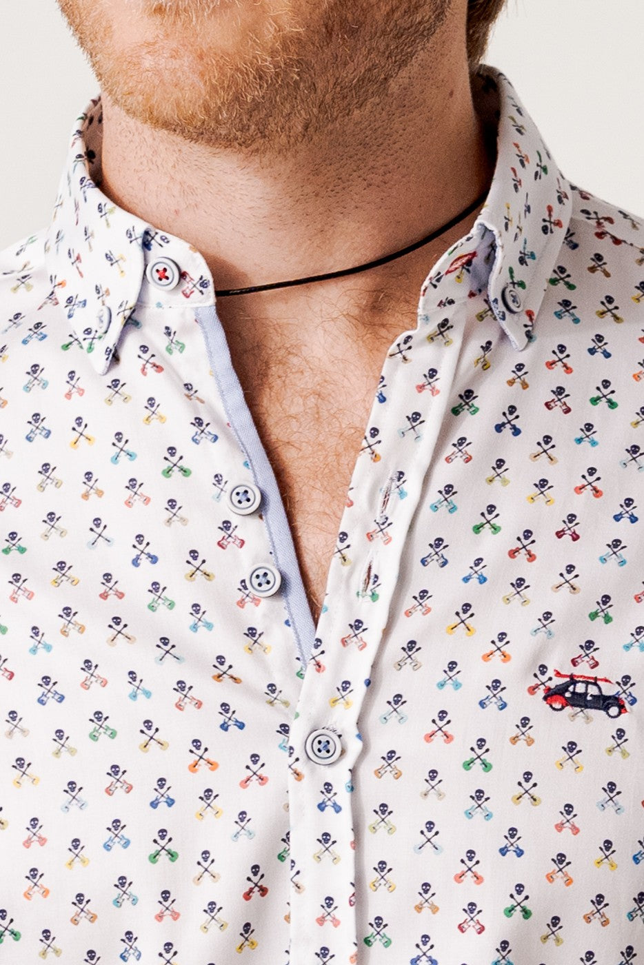 Camisa estampada hombre calaveras y guitarras multicolor