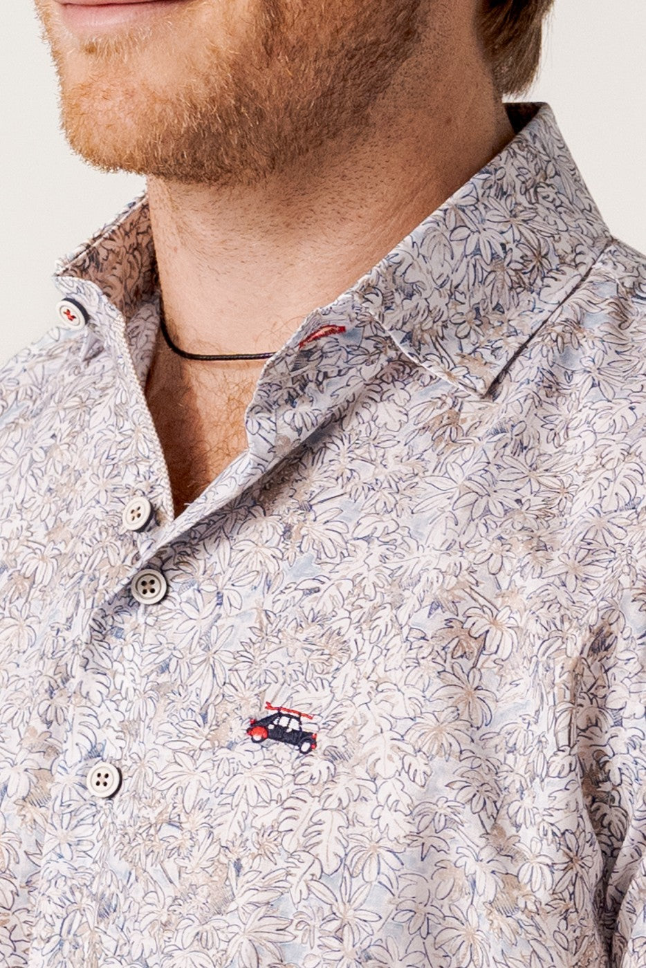 Camisa slim fit manga corta flores y hojas
