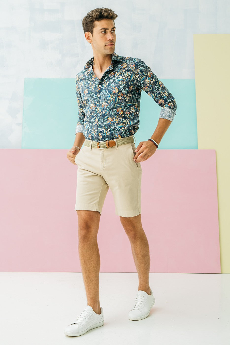 Bermuda estilo chino beige con bolsillos estampados
