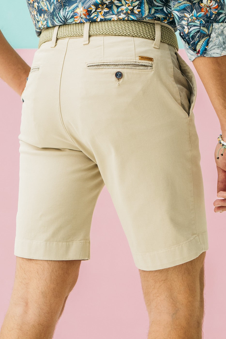 Bermuda estilo chino beige con bolsillos estampados