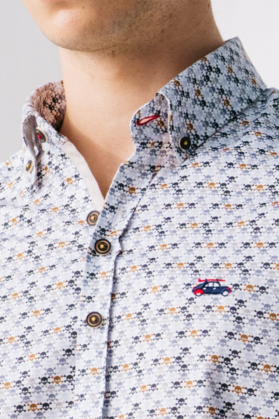 Camisa hombre estampado mini calaveras