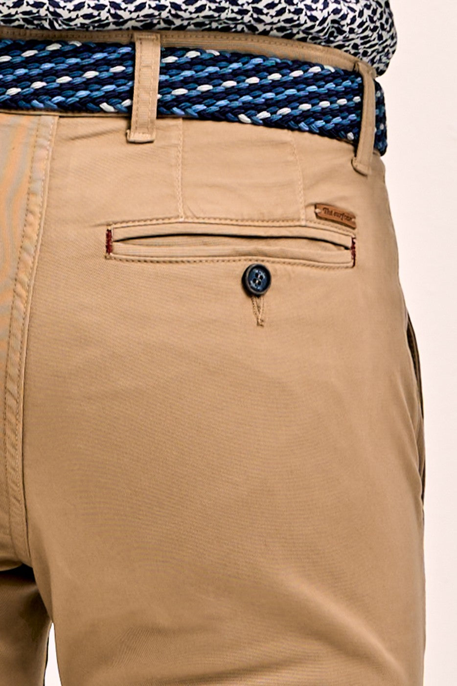 Pantalón chino slim fit color camel