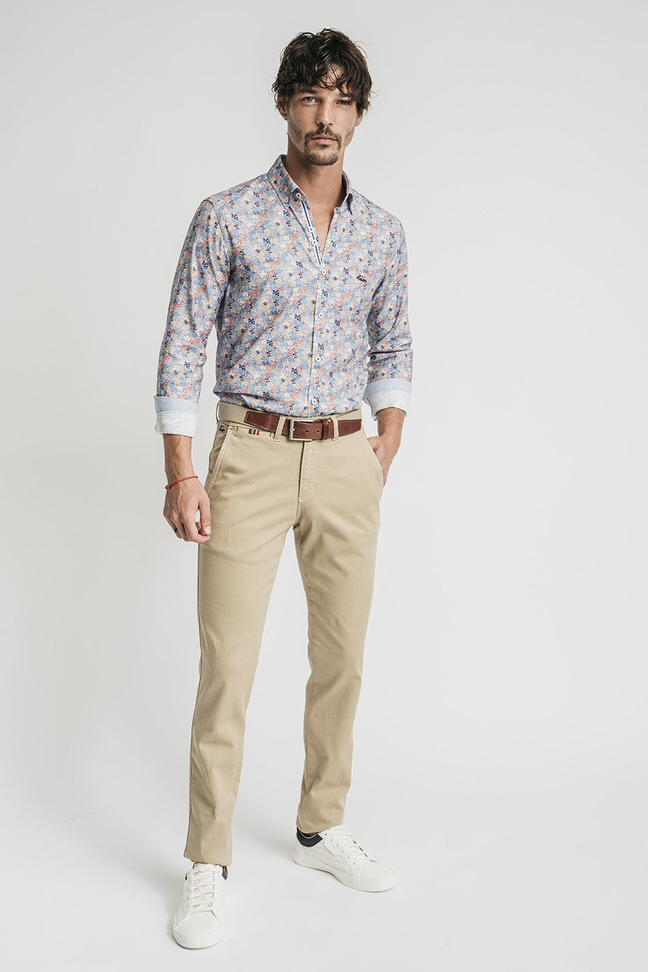 Pantalón chino slim fit color beige