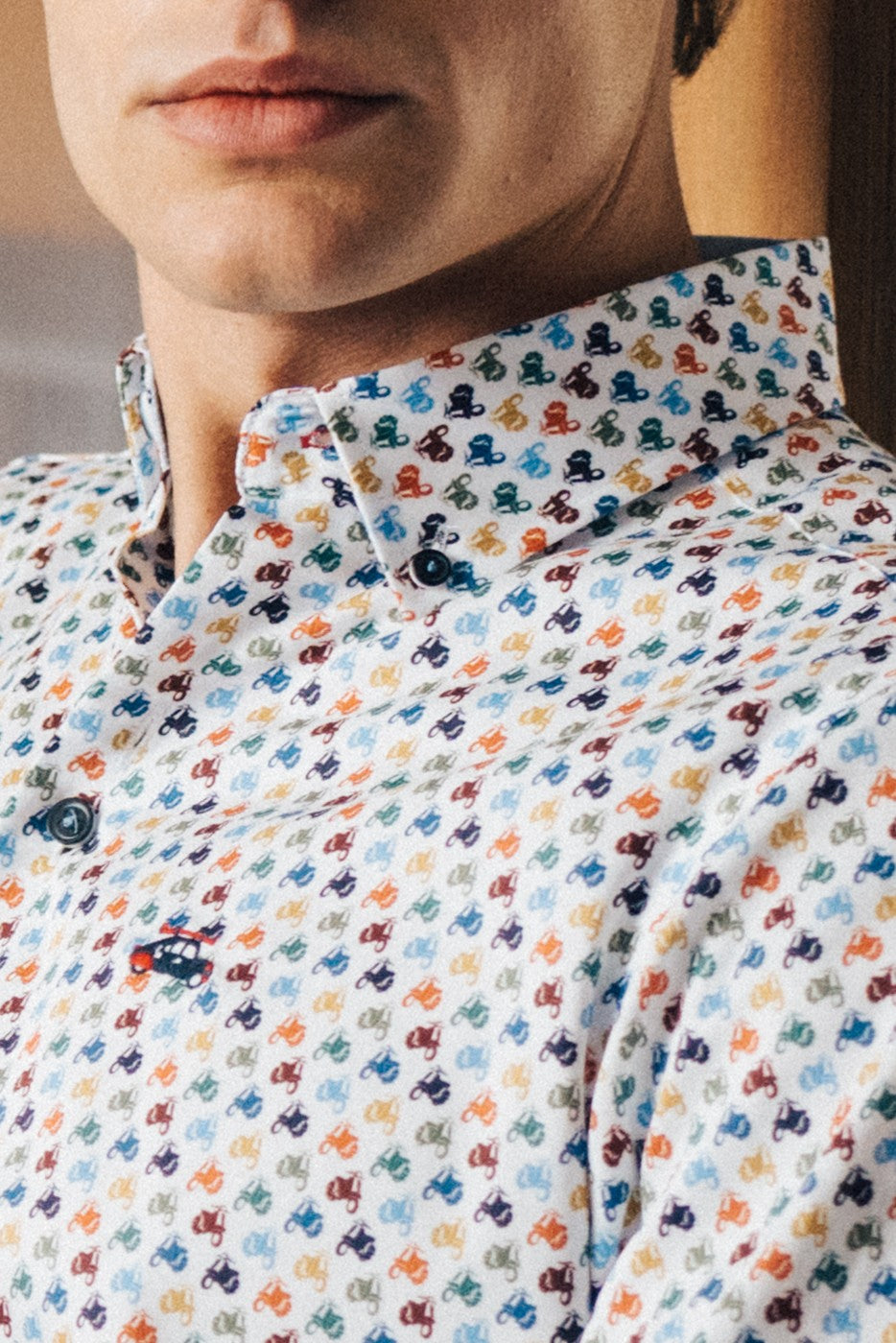 Camisa slim fit vespas estampada multicolor fondo blanco