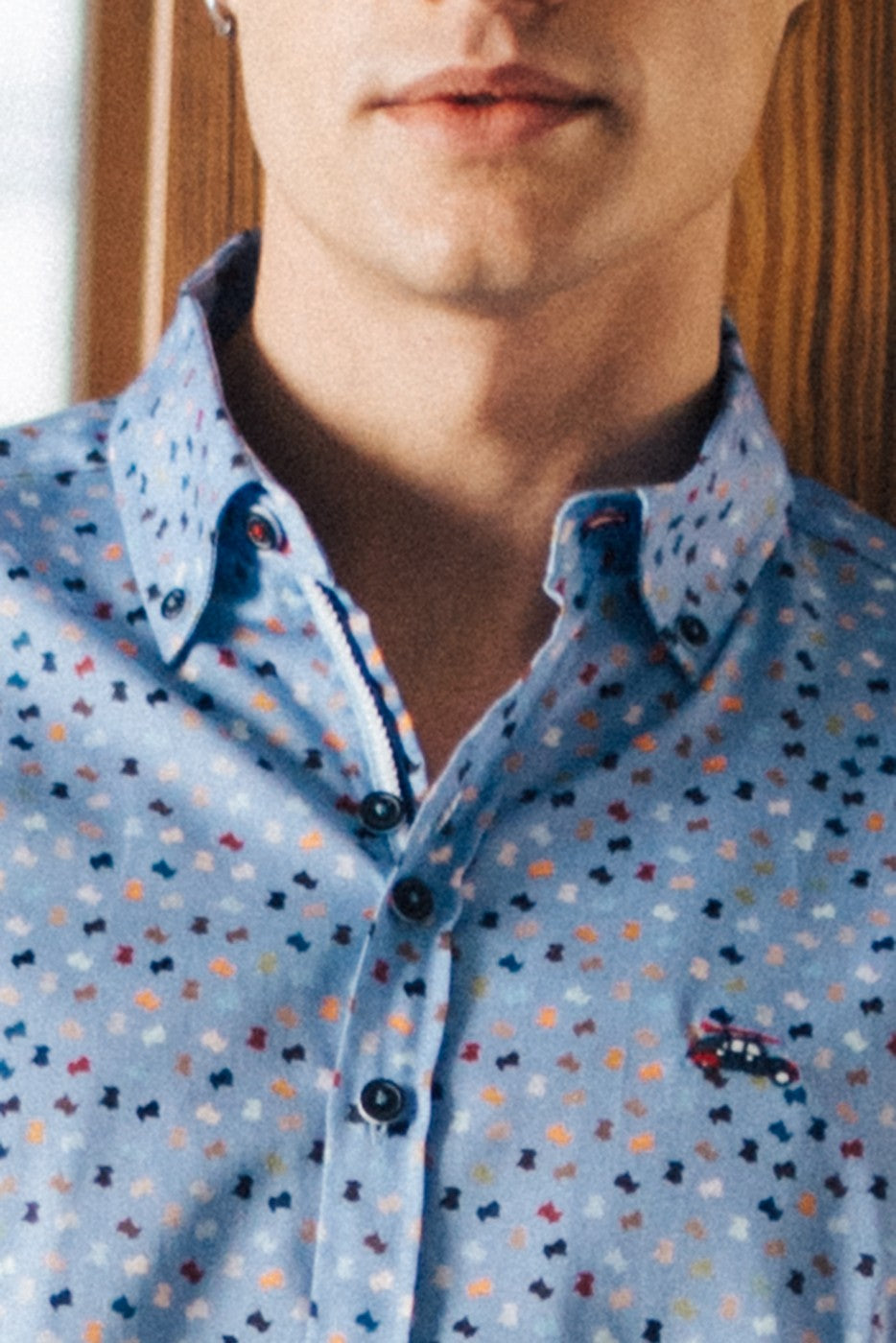 Camisa estampada hombre multicolor fondo azul