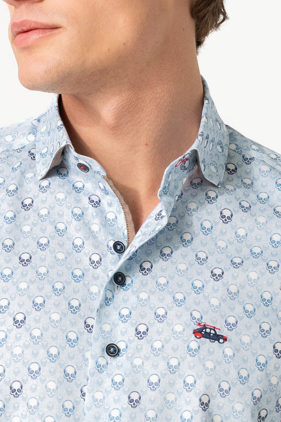 Camisa estampado calaveras en fondo celeste