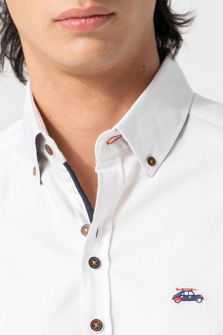 Camisa blanca hombre con cintas laterales slim fit