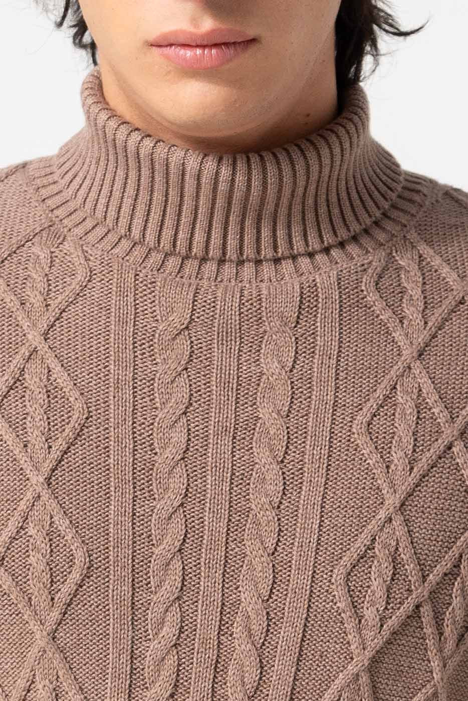 Jersey punto hombre marrón cuello alto