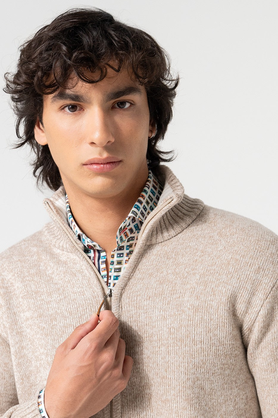 Chaqueta de punto con cremallera y bolsillos beige