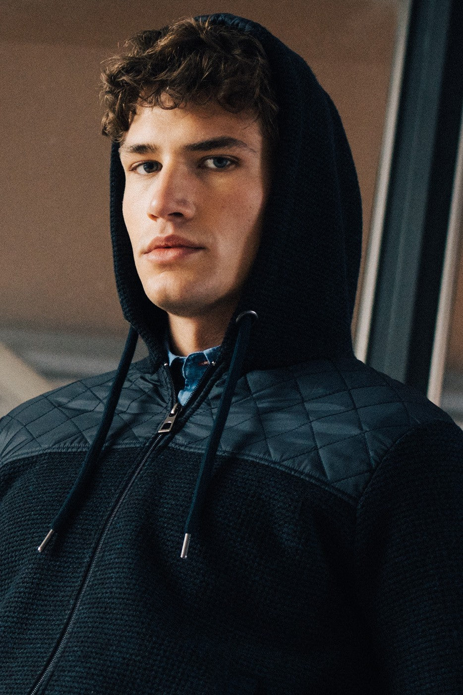 Chaqueta punto marino con detalles en acolchado marino y capucha