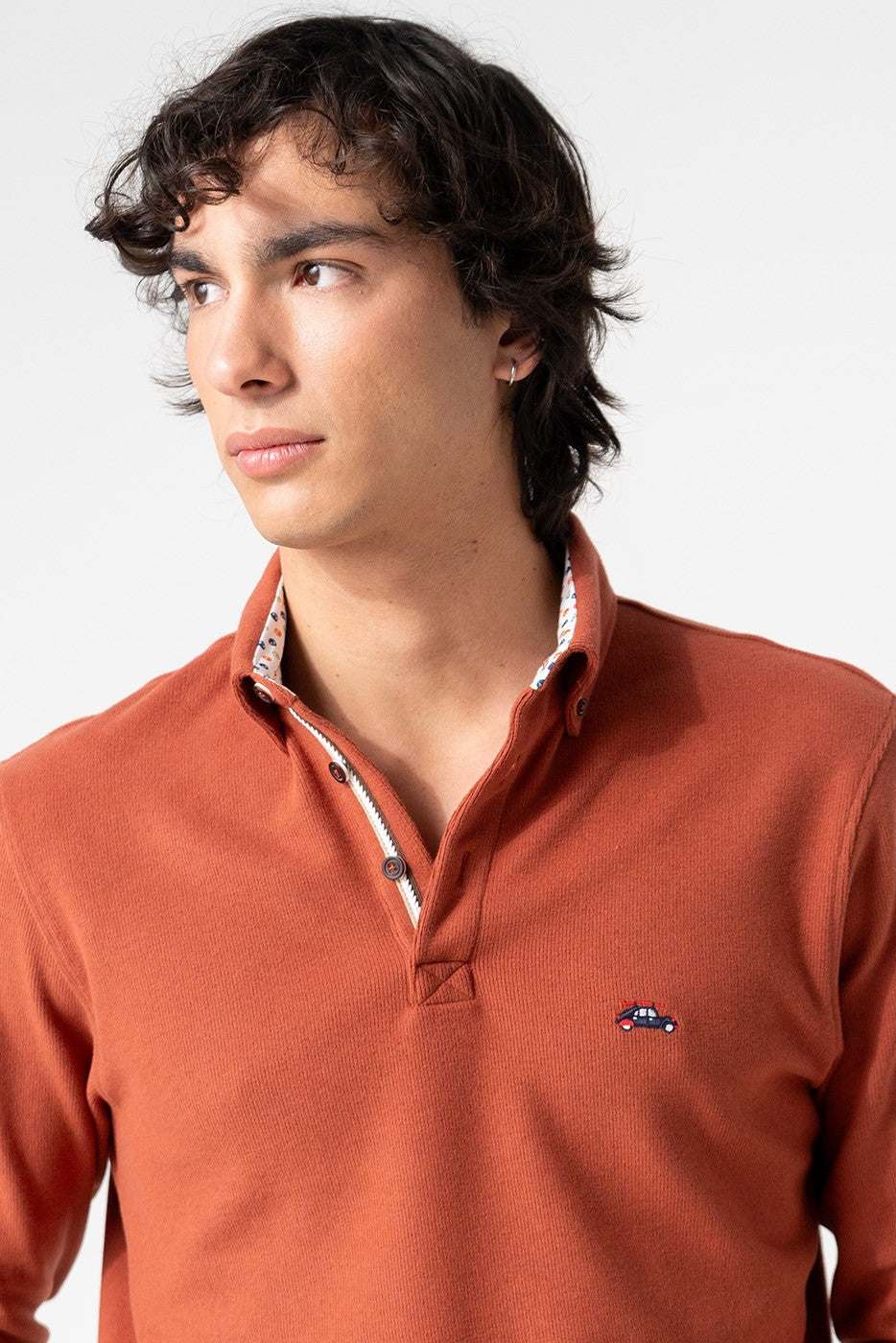 Polo de punto color caldera con cuello camisero