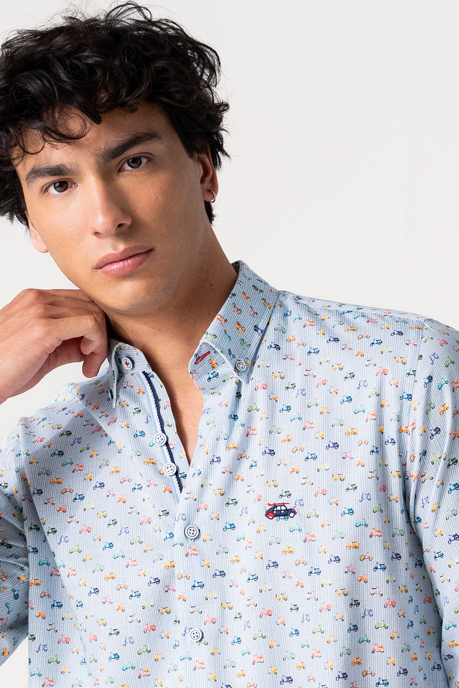 Camisa hombre slim fit estampado vespas fondo rayas
