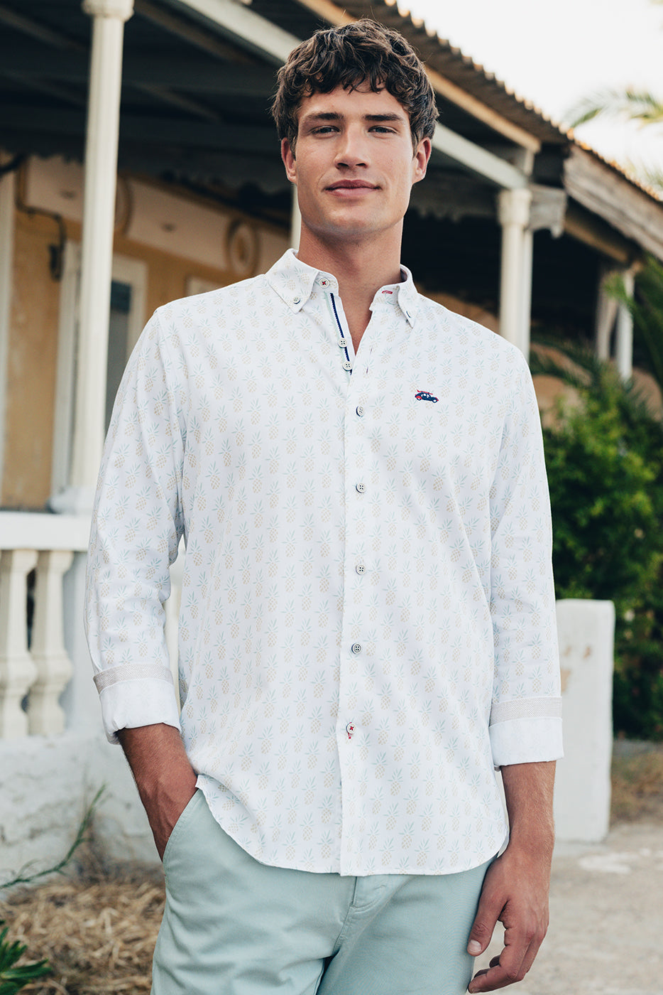 Camisa slim fit hombre estampado piñas