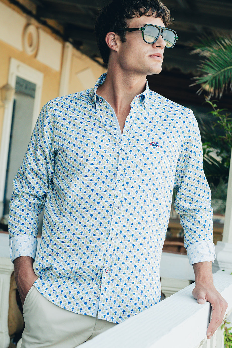 Camisa hombre estampado palmeras