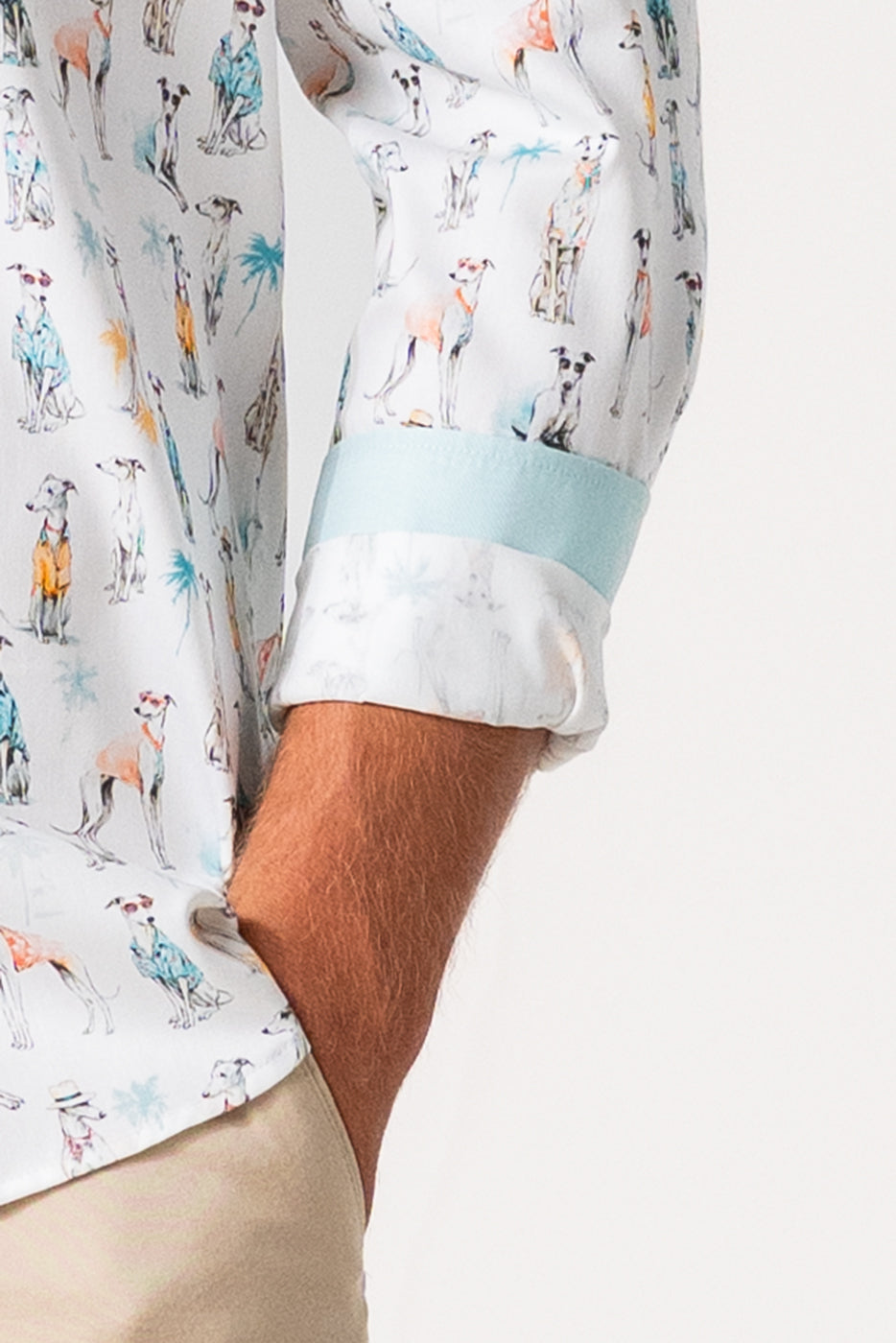 Camisa hombre estampado perros fondo blanco