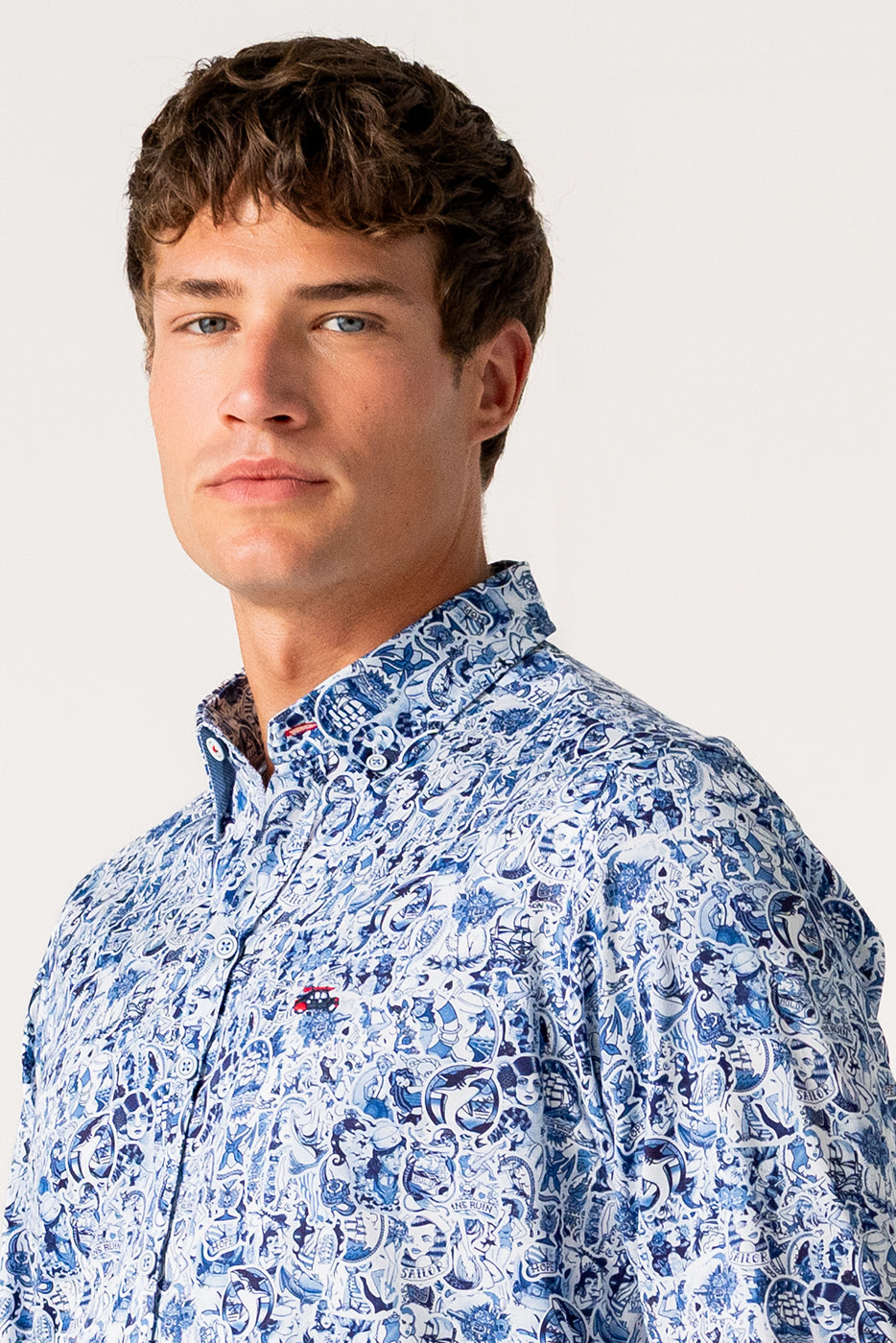 Camisa hombre slim fit estampado viñetas azules