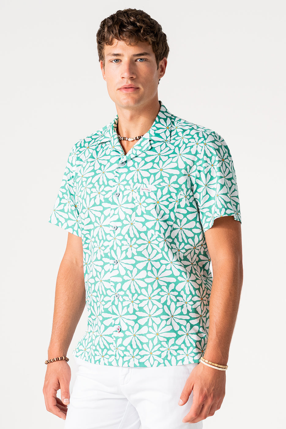 Camisa bowling flores blancas sobre fondo verde