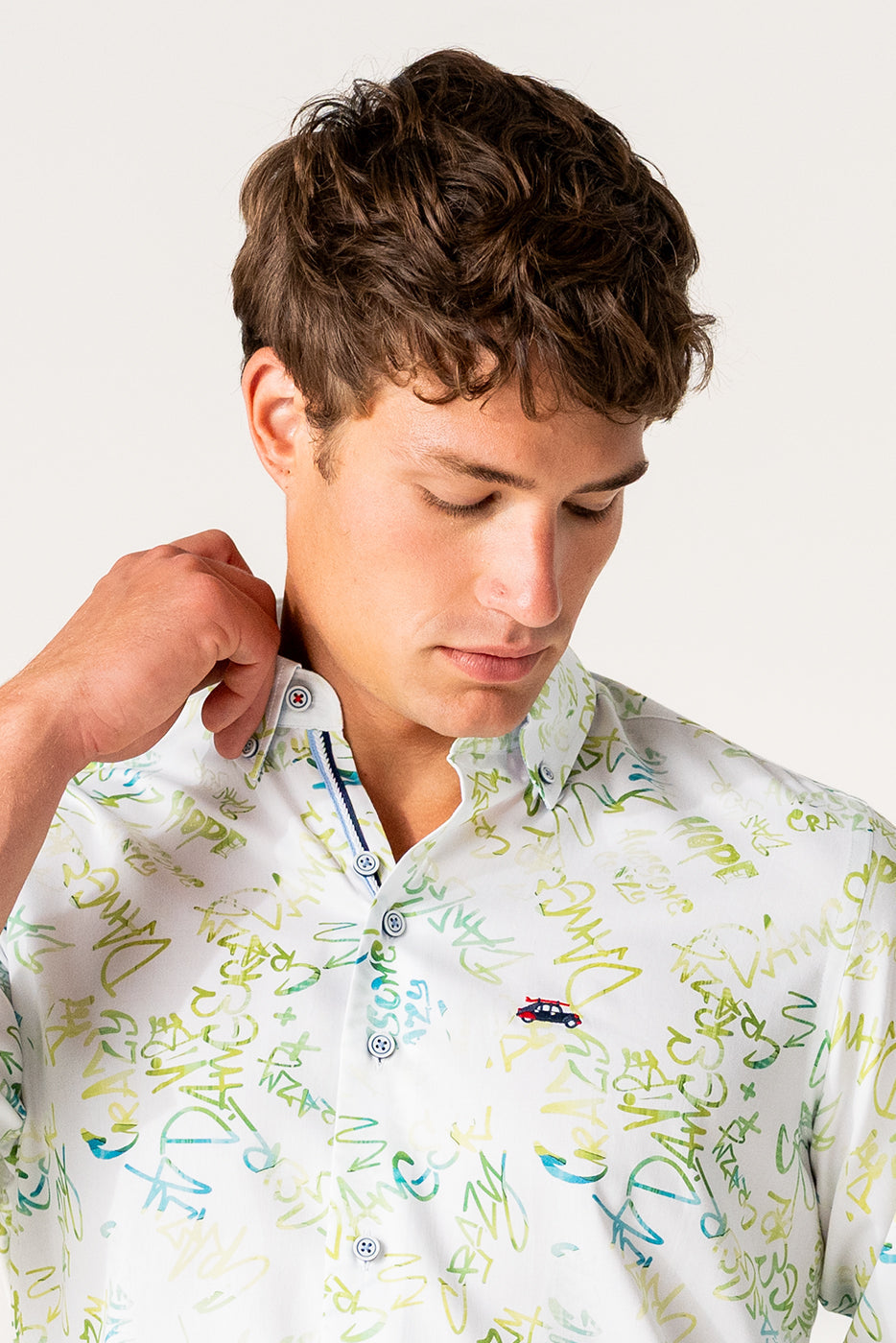 Camisa slim fit hombre estampado grafiti verde