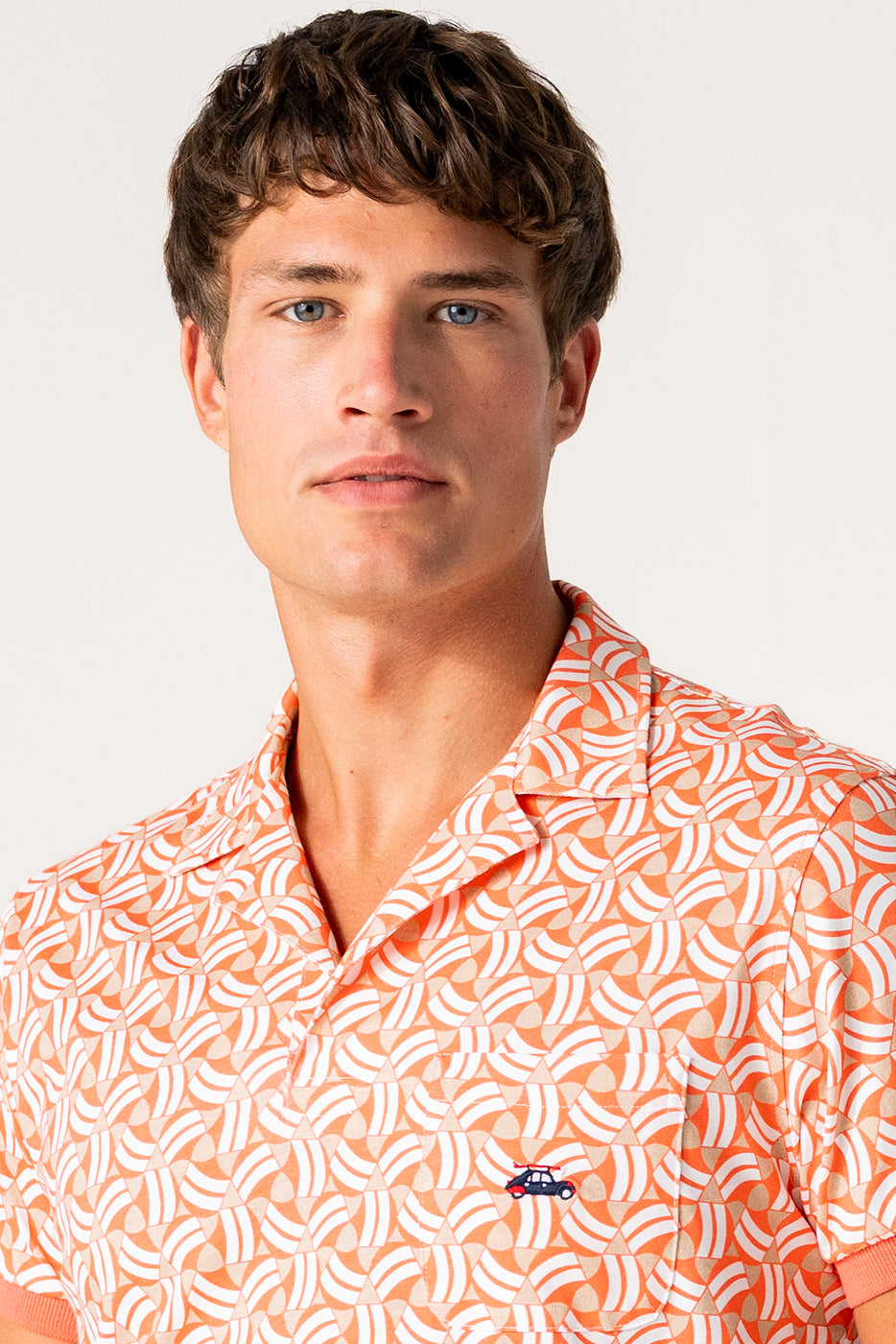Polo cuello bowling con estampado geométrico naranja