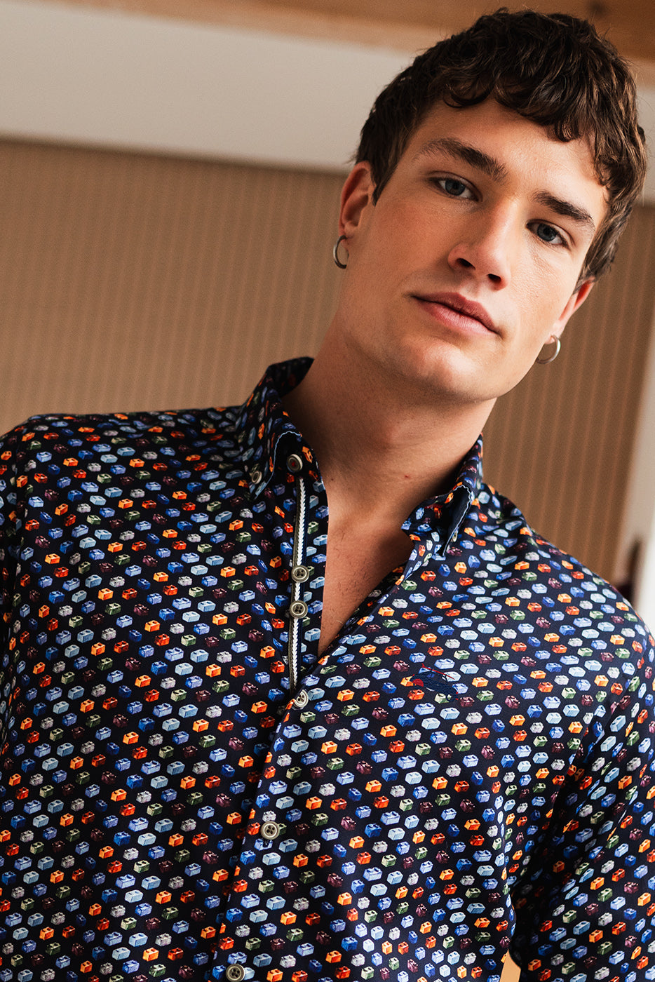 Camisa microestampado geométrico bloques multicolor