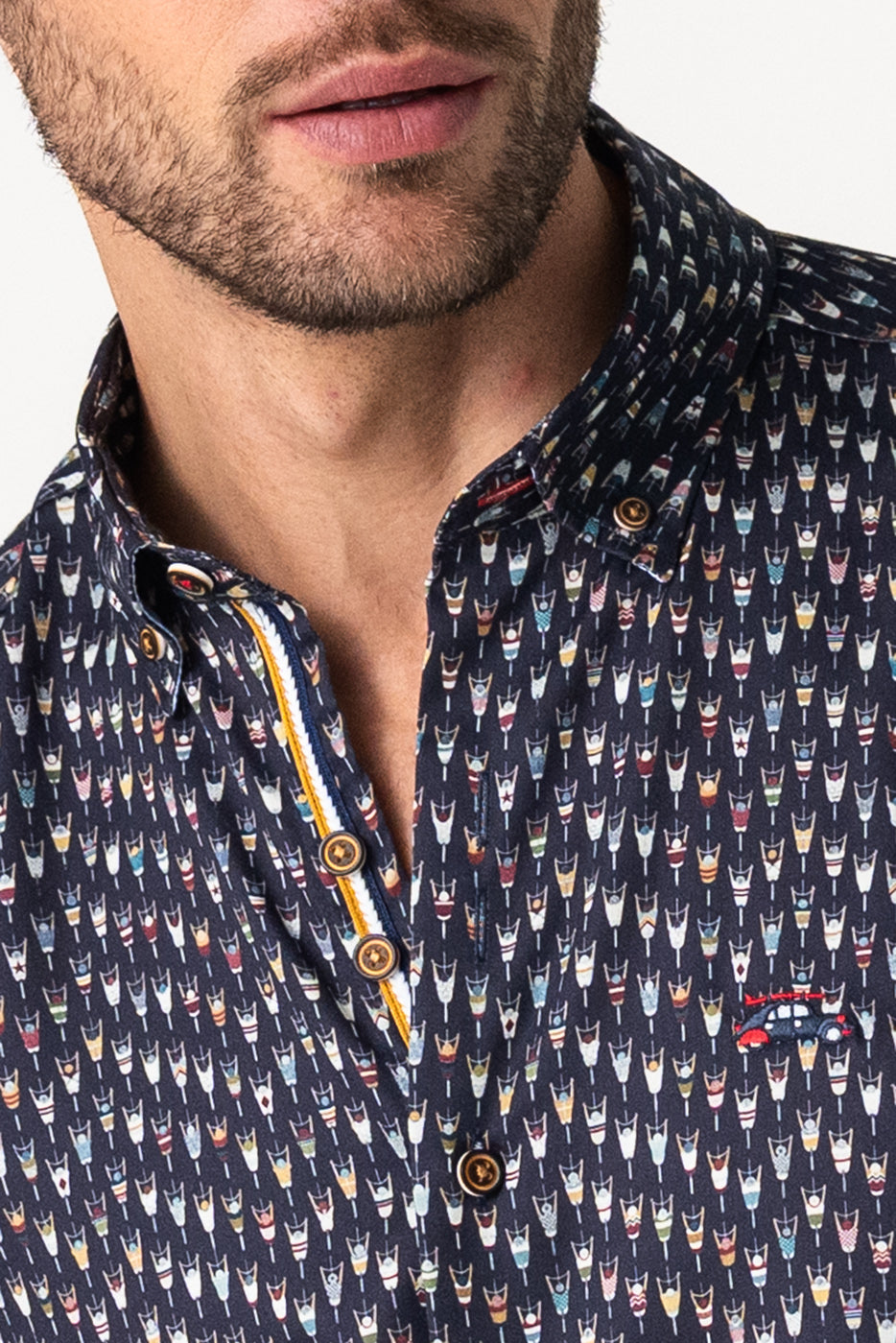 Camisa azul marino microestampado ciclistas multicolor