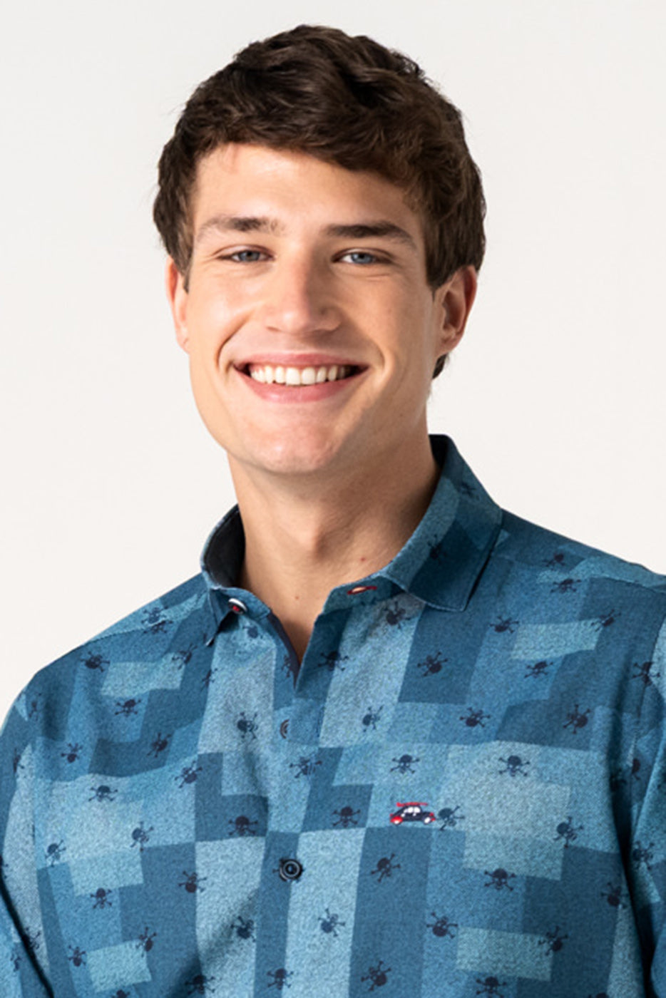 Camisa hombre microestampado calaveras fondo patchwork azul