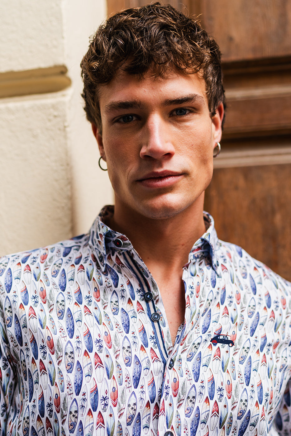 Camisa hombre estampada tablas surferas multicolor