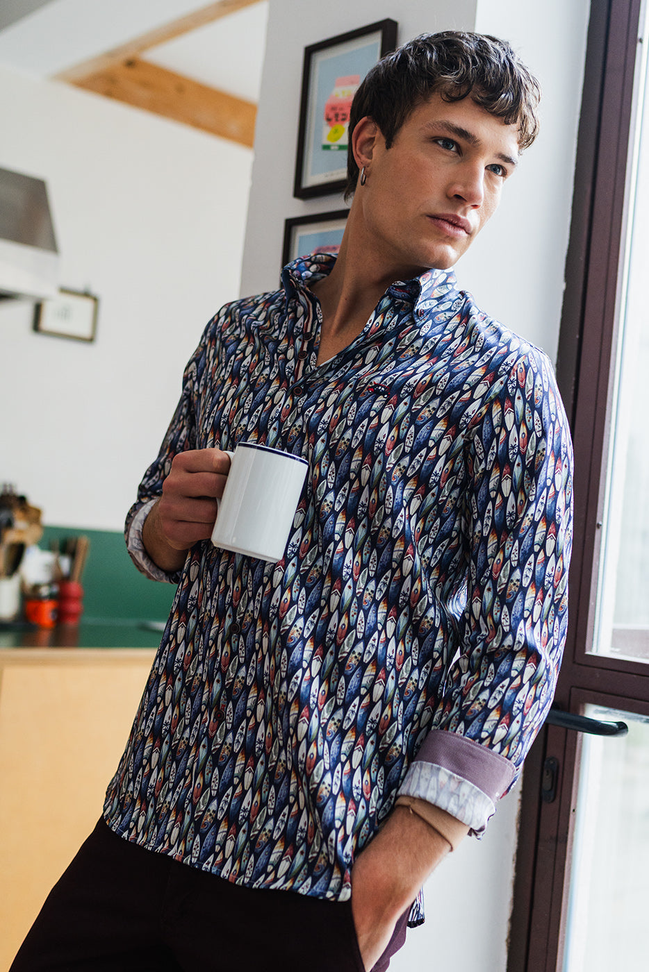 Camisa azul marino estampado tablas de surf hombre