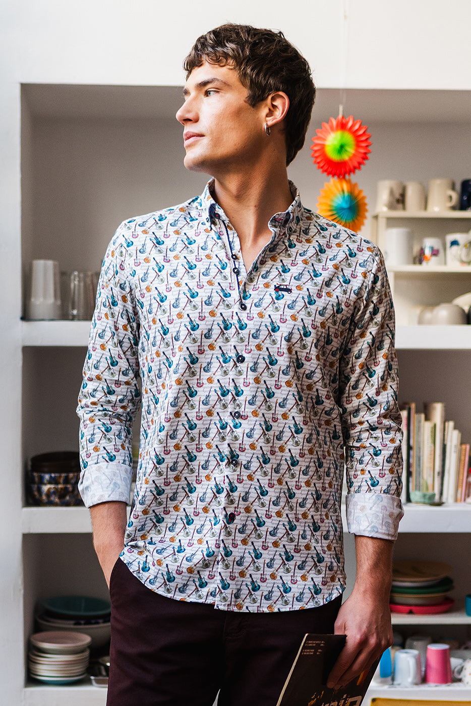 Camisa masculina estampado guitarras eléctricas
