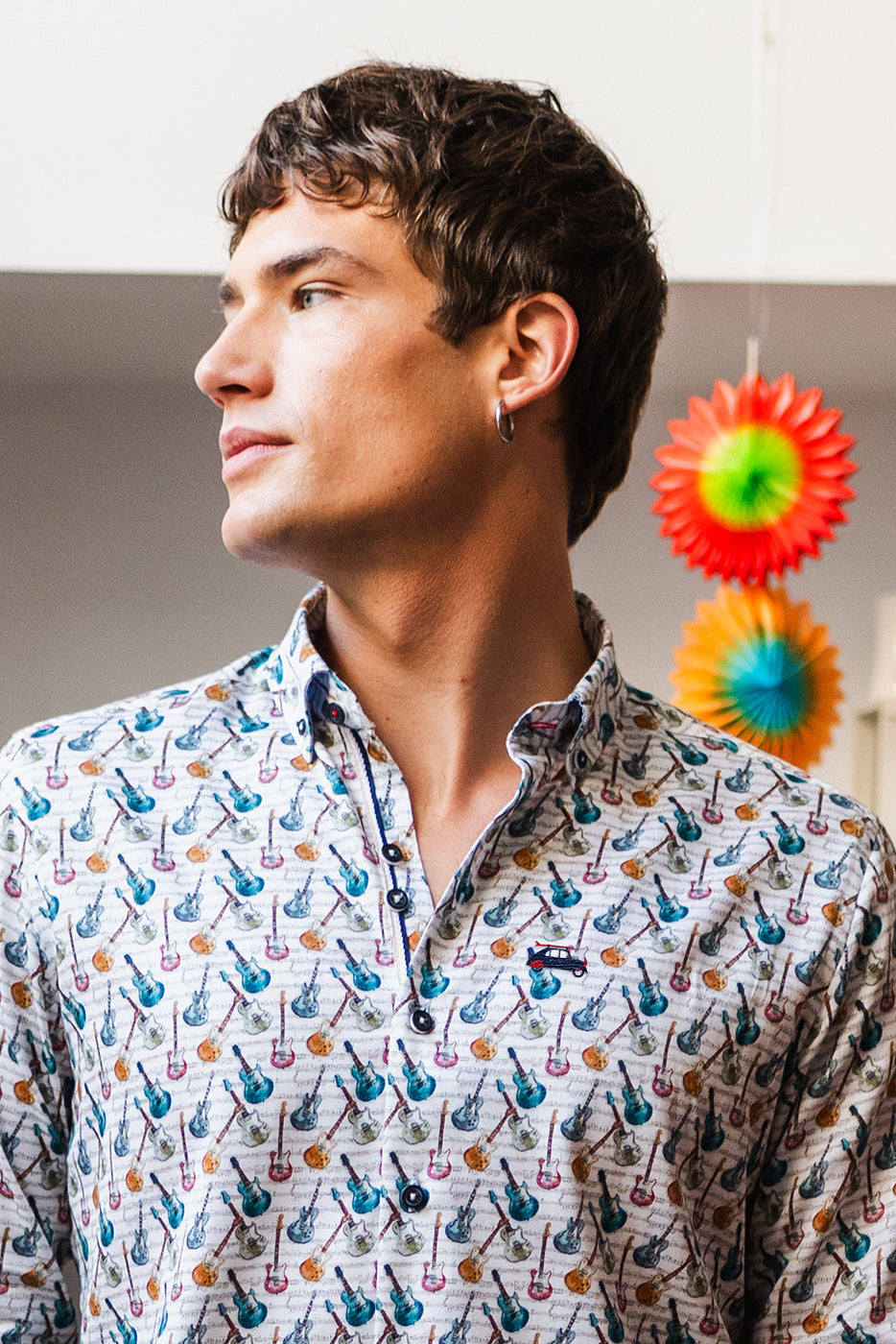 Camisa masculina estampado guitarras eléctricas
