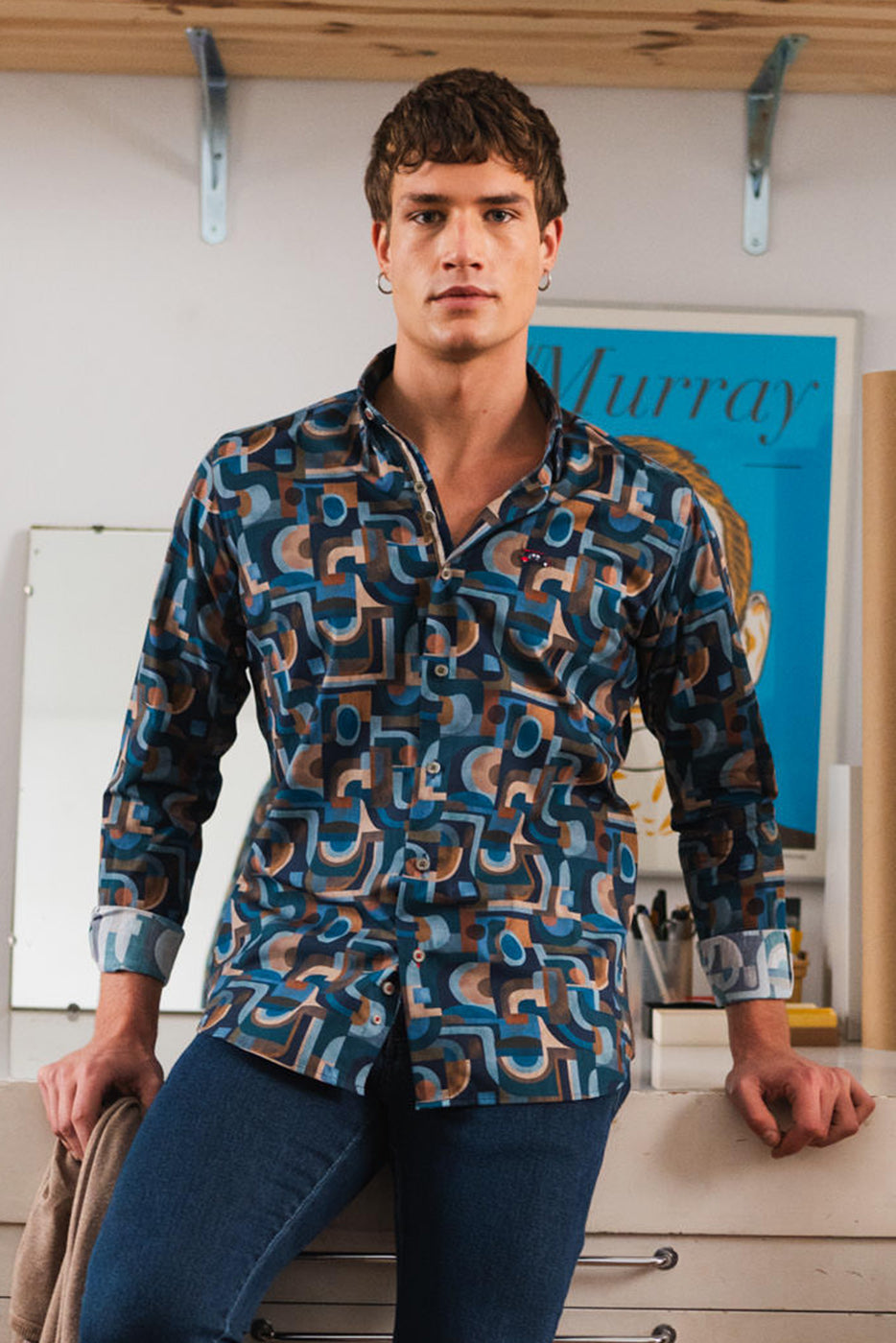 Camisa hombre estampado abstracto geométrico azul y ocre