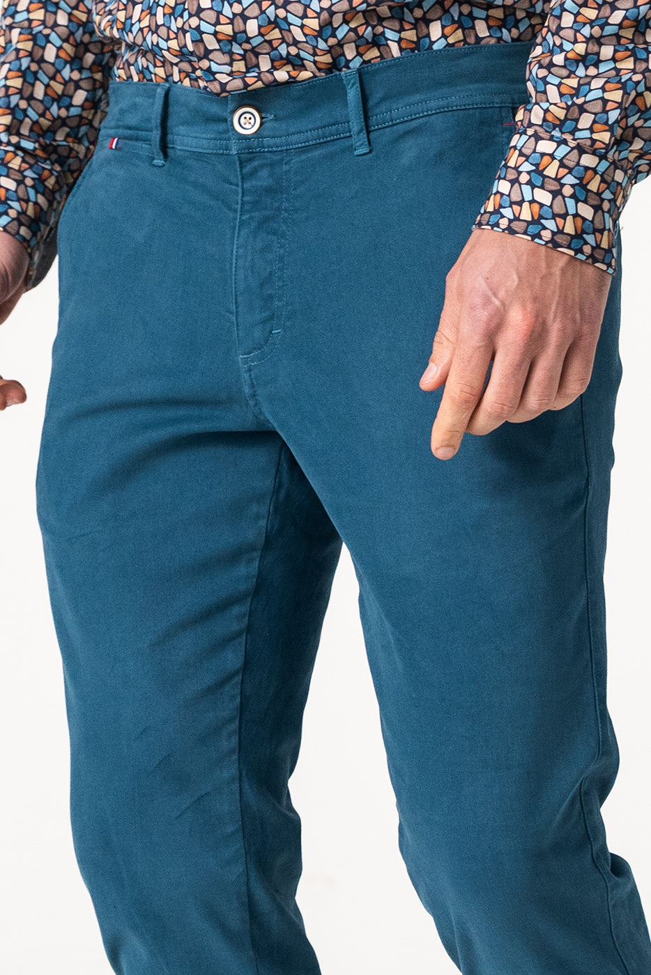 Pantalón chino hombre en azul