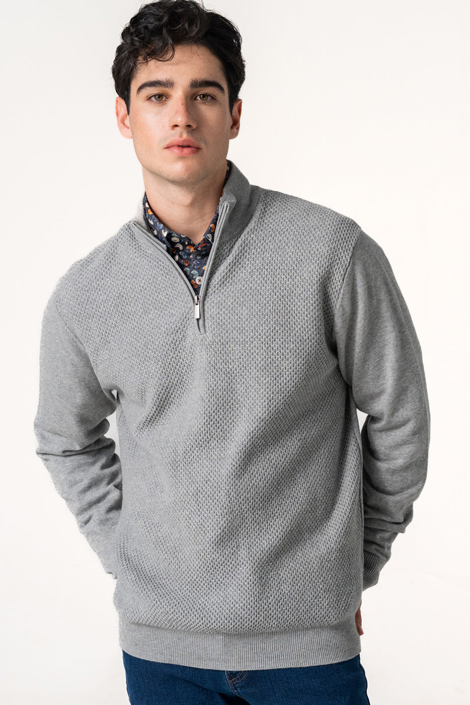 Jersey gris texturizado con media cremallera para hombre