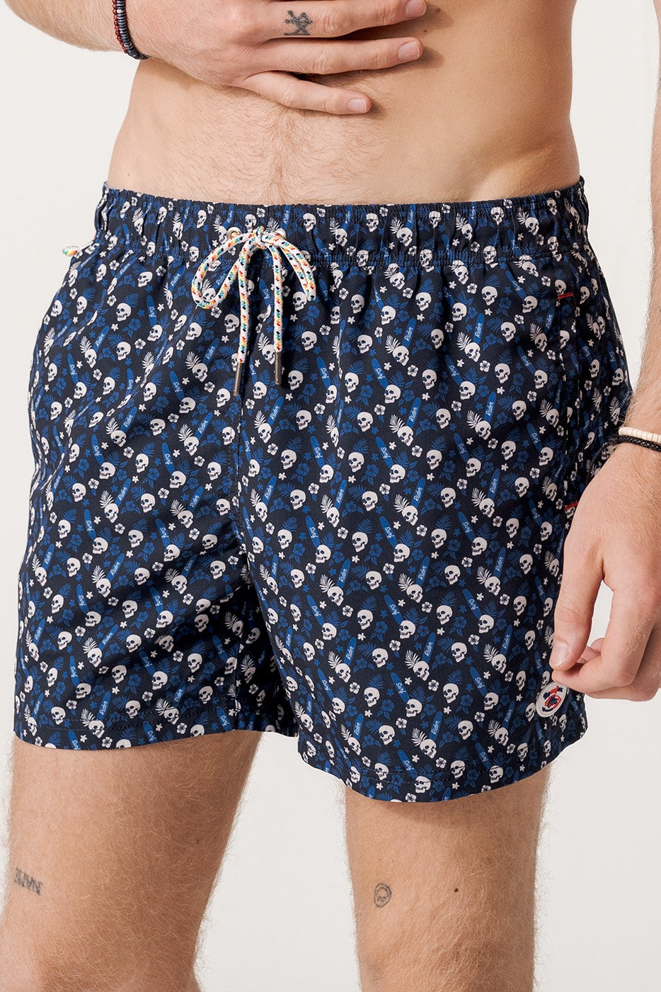Bañador calaveras y tablas de surf azul marino