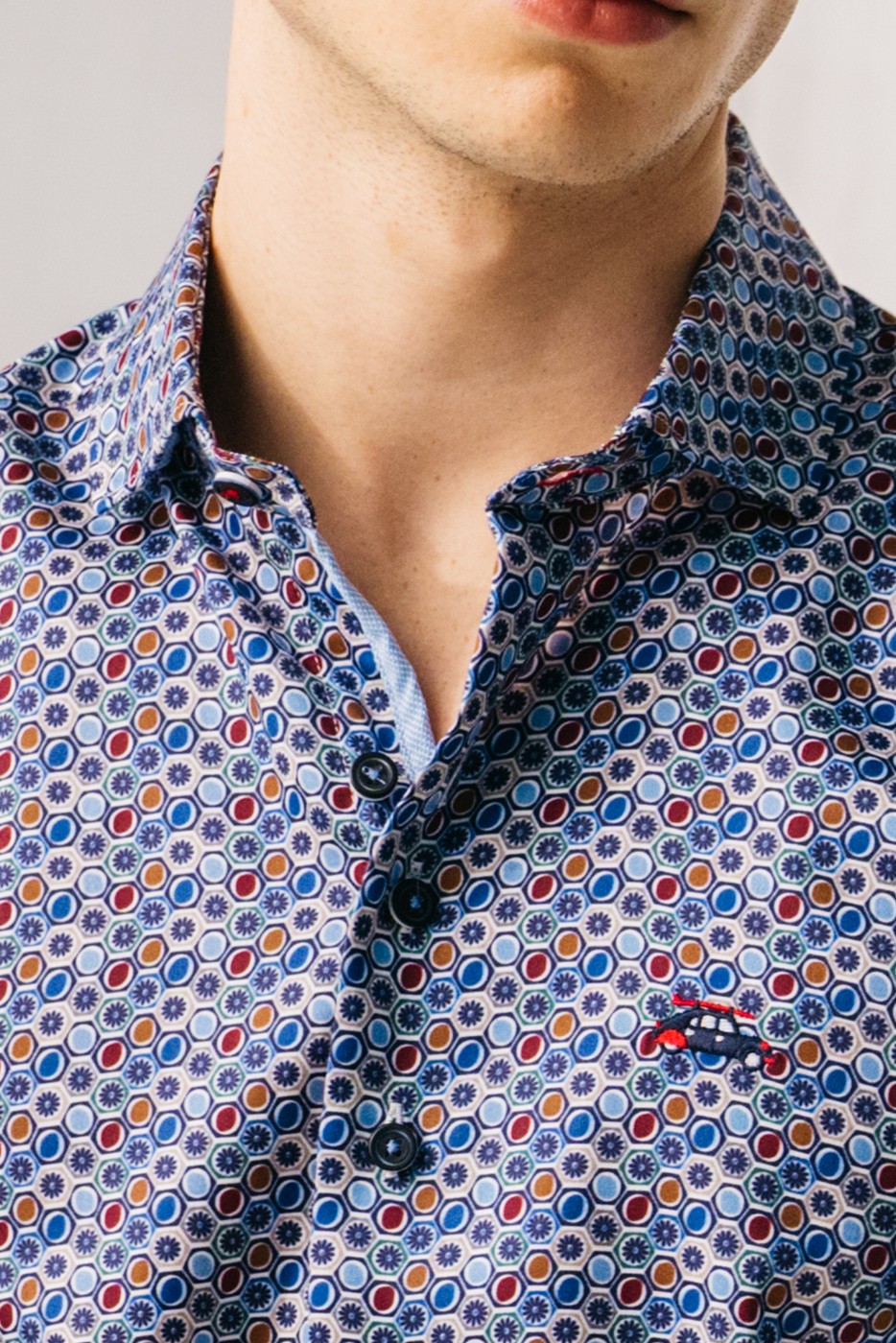 Camisa con estampado geométrico