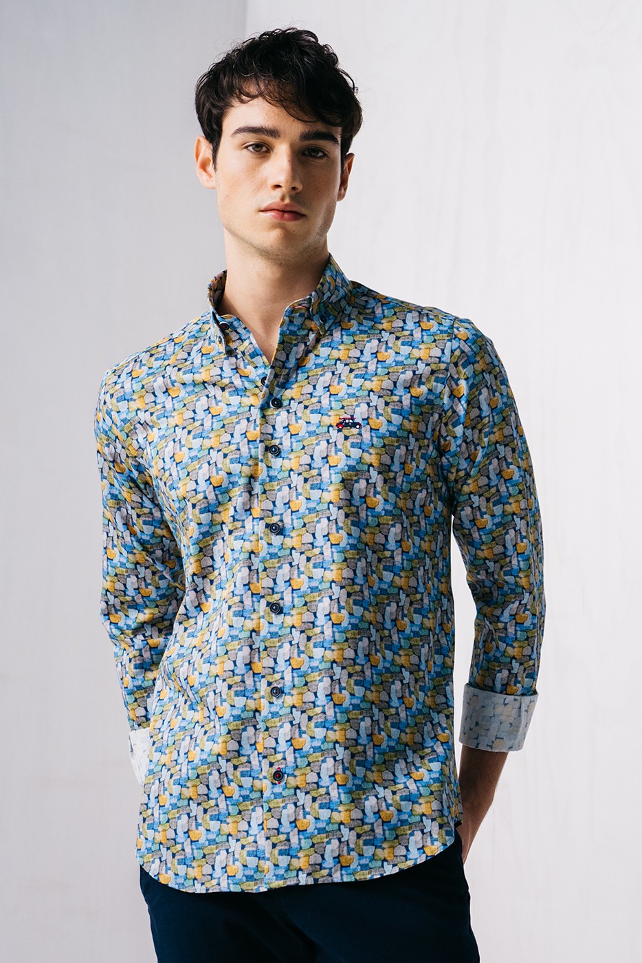Camisa hombre regular fit estampado geométrico