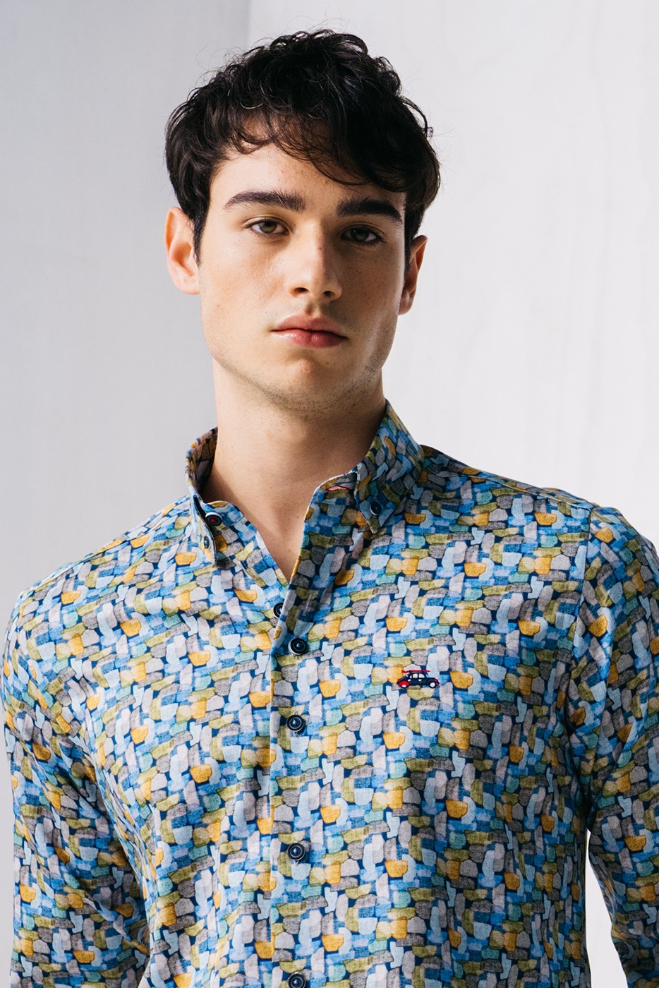 Camisa hombre regular fit estampado geométrico