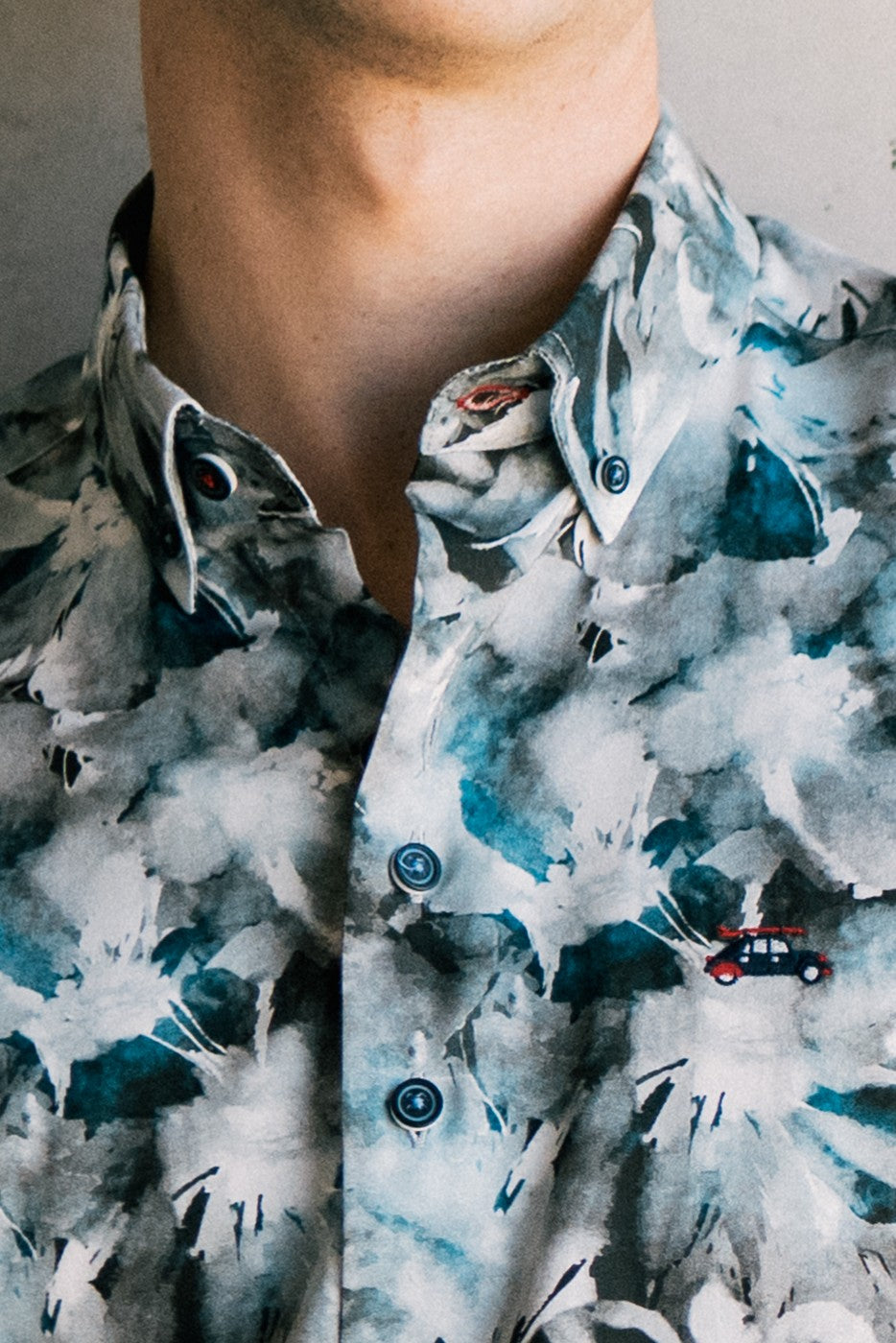 Camisa hombre estampado abstracto de flores con efecto acuarela