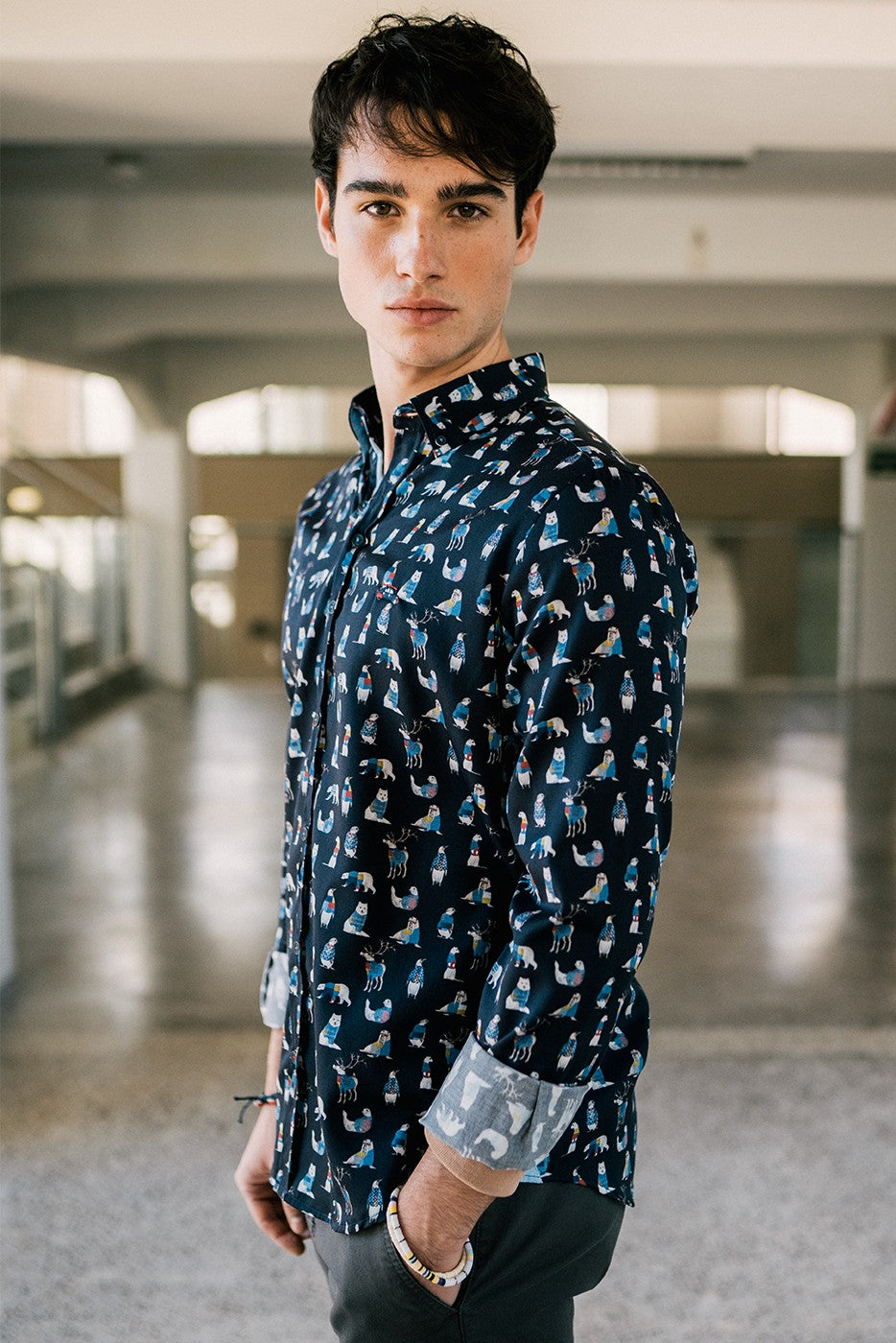 Camisa hombre con estampado de animales salvajes