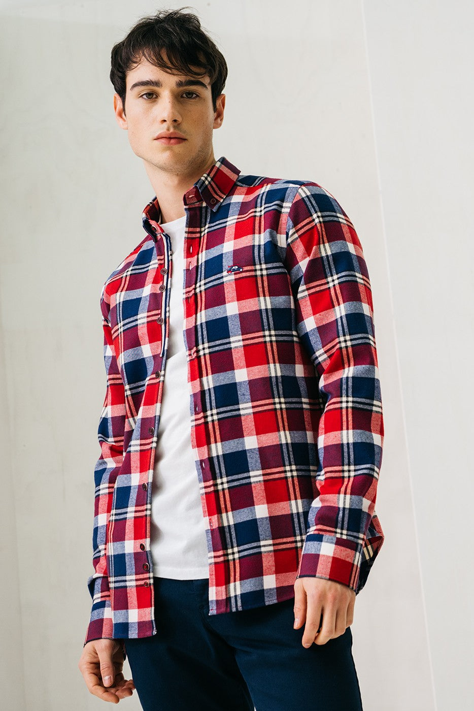 Camisa de ligera franela de cuadros escoceses en tonos rojos, marino y blanco